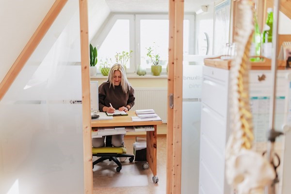 Heilpraktikerin Bettina Hännig an ihrem Schreibtisch in der Praxis